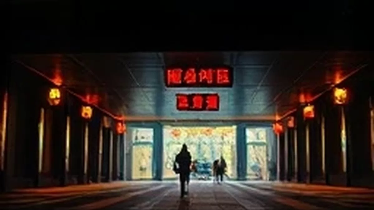 影院银幕上放映的光影画面，观众席剪影与光束交错